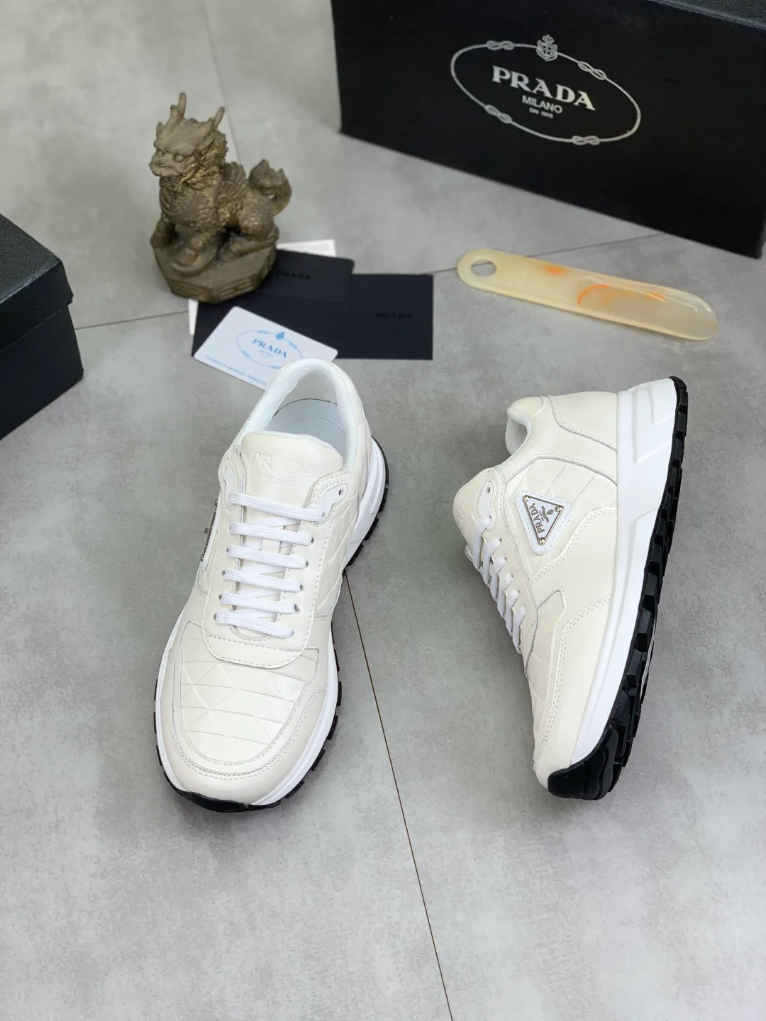 Men's men's shoes 💰P540💰 [New model] popular models are on the official website, 🆘 Trendy brand (Prada) mainly promotes popular models, avant-garde and versatile fashion men's shoes private version mold opening, cowhide surface splicing 1:1 replica... fashionable and simple, original imported cowhide lining cowhide feet; the atmosphere and personality are more fashionable, eye-catching and pursuing class. It will subvert the old idea and be a must-have for fashion trendsetters with you! Must keep it for yourself! Tall and comfortable, large and low, high-end quality workmanship. Code number: 38-44; 2 colors available.